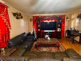 Building Photo - 2668 Kalihi St