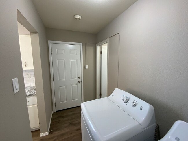 Building Photo - 3 Bedroom Single Story Home Available Near...