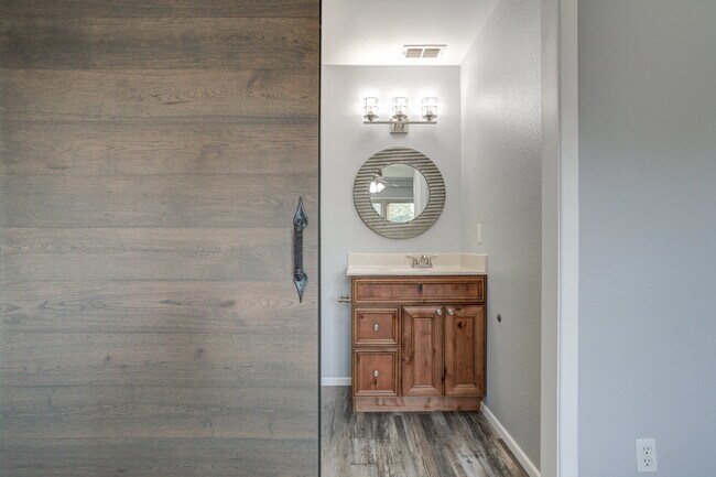 Building Photo - 4 Bed 3 Bath Pre-lease in Central Lubbock!!!