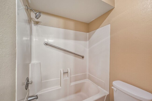 Building Photo - 6120 E Augusta Cir