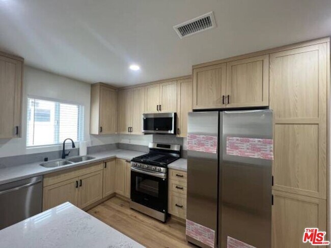 Building Photo - 4852 Topanga Canyon Blvd