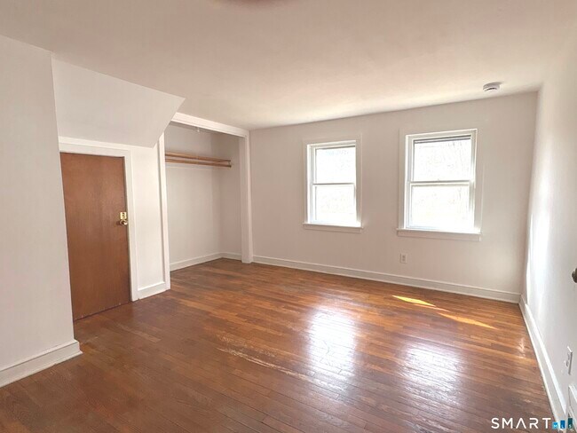 Building Photo - 107 N Main St