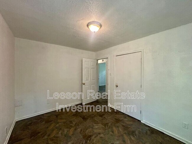 Building Photo - 307 W 71st St