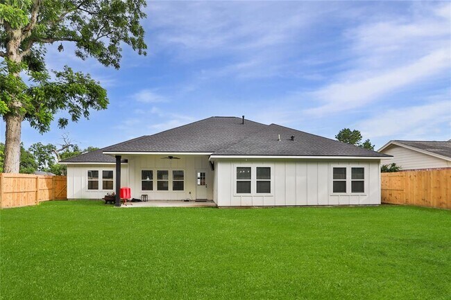 Building Photo - 322 S Amherst Dr