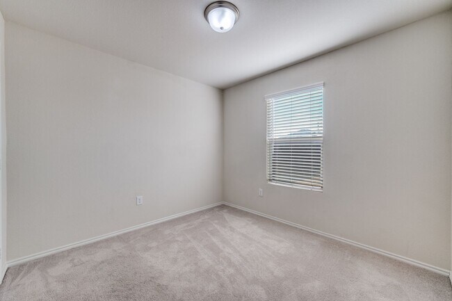 Building Photo - Spacious 4 Bed, 3 Bath Modern Home in Mobberly Farms, Pilot Point - Available for Lease!