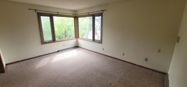 Building Photo - Duluth, MN - 6 bed - 3 bath - Single Famil...