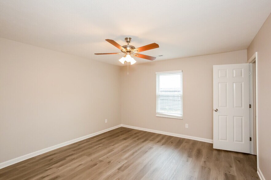 Building Photo - 4751 Lakestone Dr