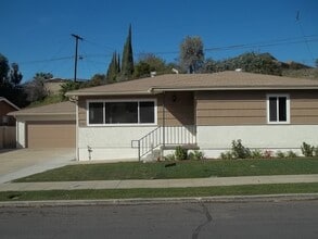 Building Photo - 3 Bedroom 2 Bath Home in La Mesa with Detached 2 Car Garage
