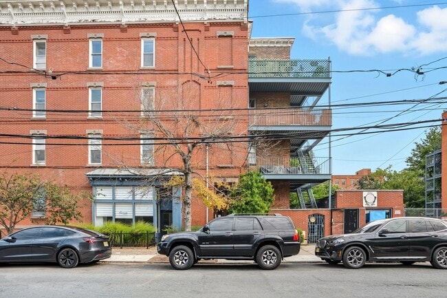 Building Photo - 278 Monmouth St