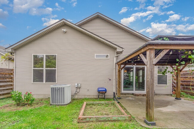 Building Photo - 741 Whispering Brook Trce