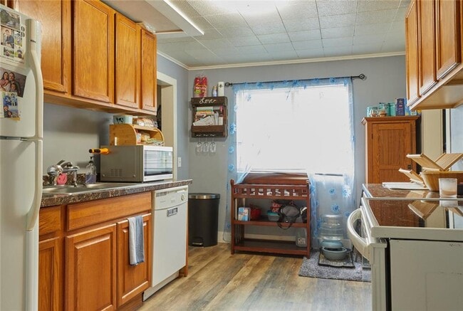 Building Photo - 213 Clyde St