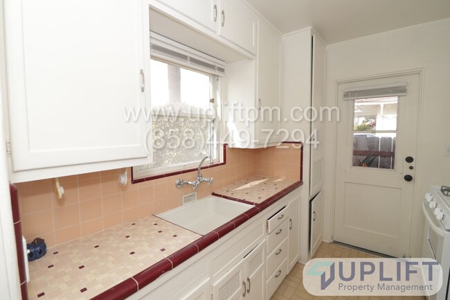 Building Photo - $500 off MOVE IN NOW! University Heights h...
