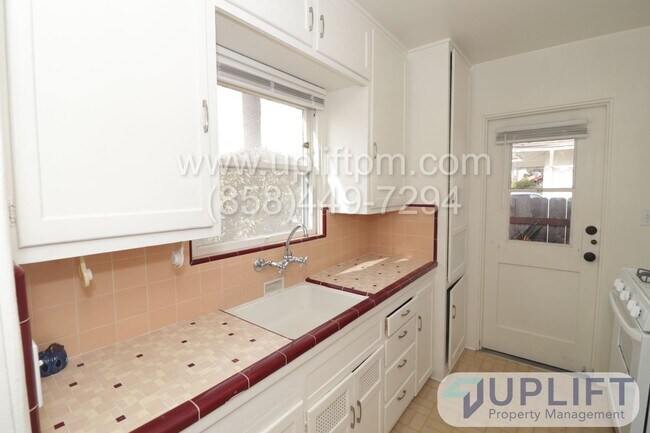 Building Photo - $500 off move in special! 1 bedroom end un...
