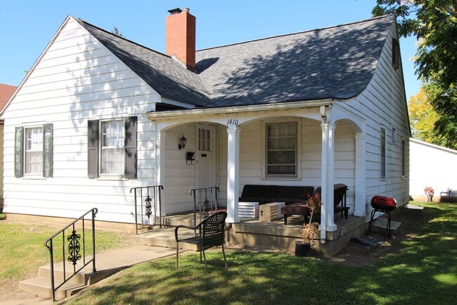 Building Photo - Spacious 6-Bedrooms, 2.5 - Bath Home by Ball State Campus! + 2 Car Garage