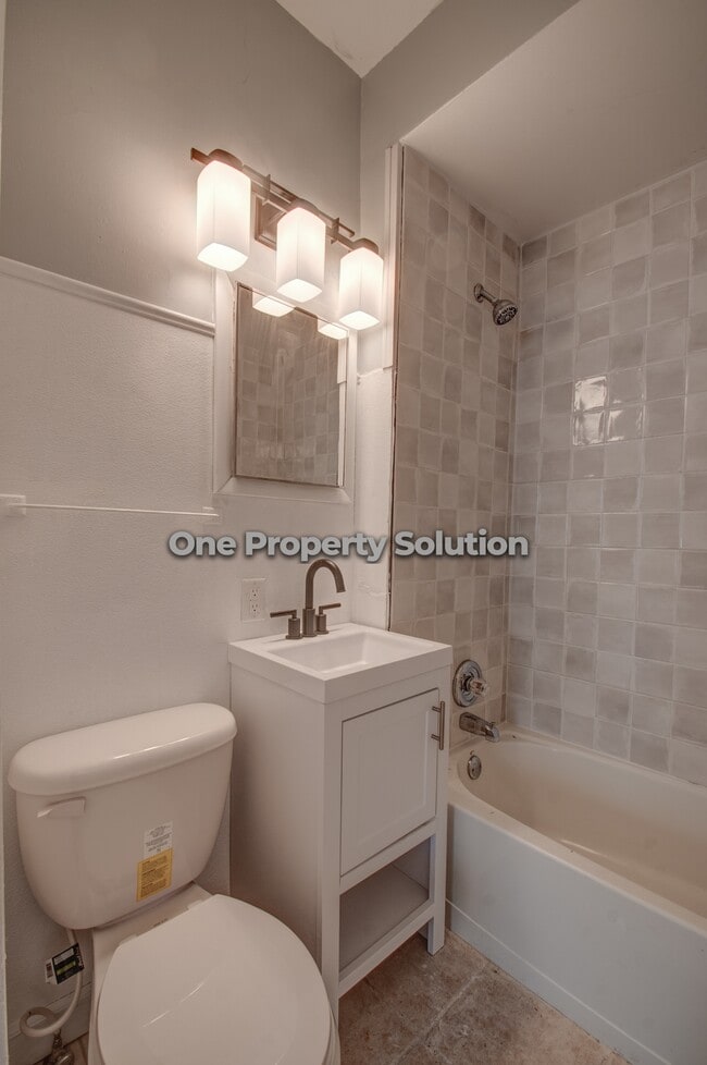Building Photo - 407 Kenwood St