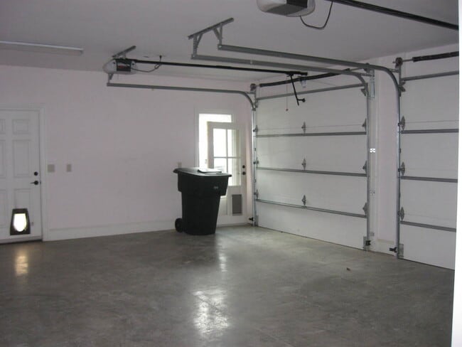 Building Photo - 4 Story Townhome in Greensboro NC