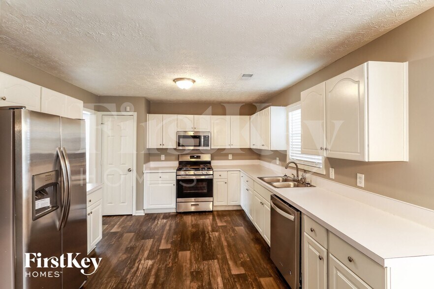 Building Photo - 3985 Fallbrook Dr NW