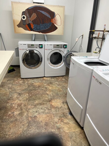 Building Photo - 2025 E Greenwich Ave