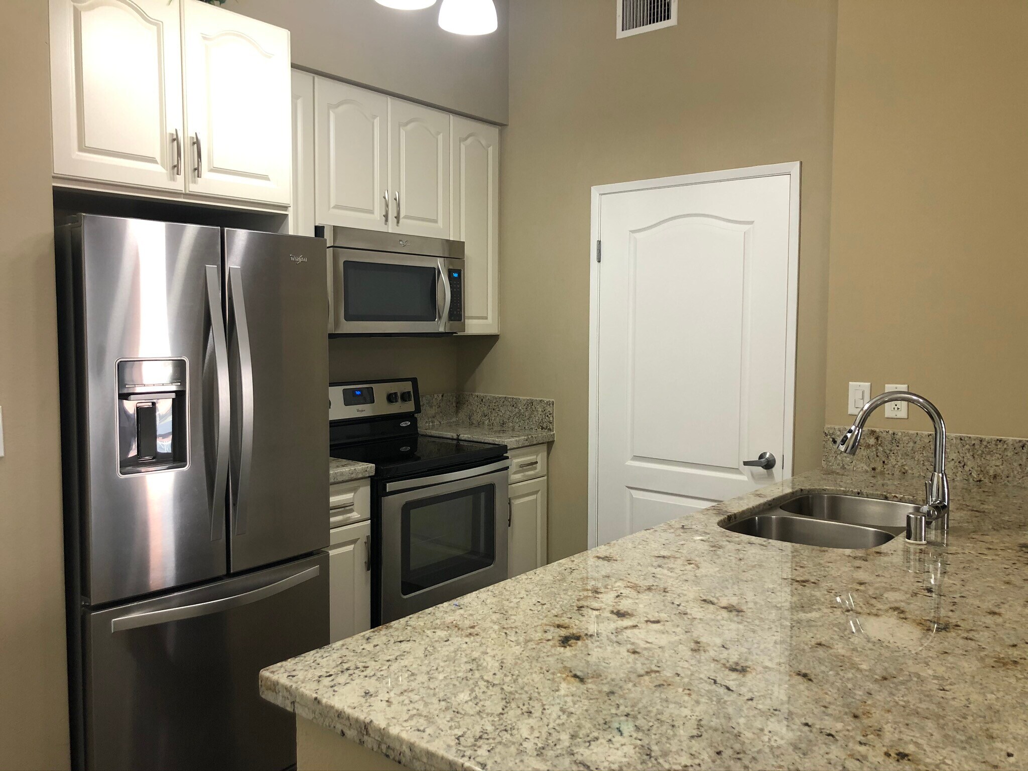 Building Photo - 388 E Ocean Blvd