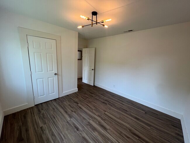 Building Photo - SIx Unit (1410 E 5th)