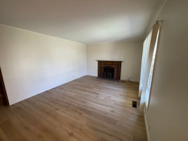 Building Photo - 3BD 1 BA Home in San Carlos with large bac...