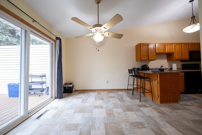 Building Photo - 407 Wood Way