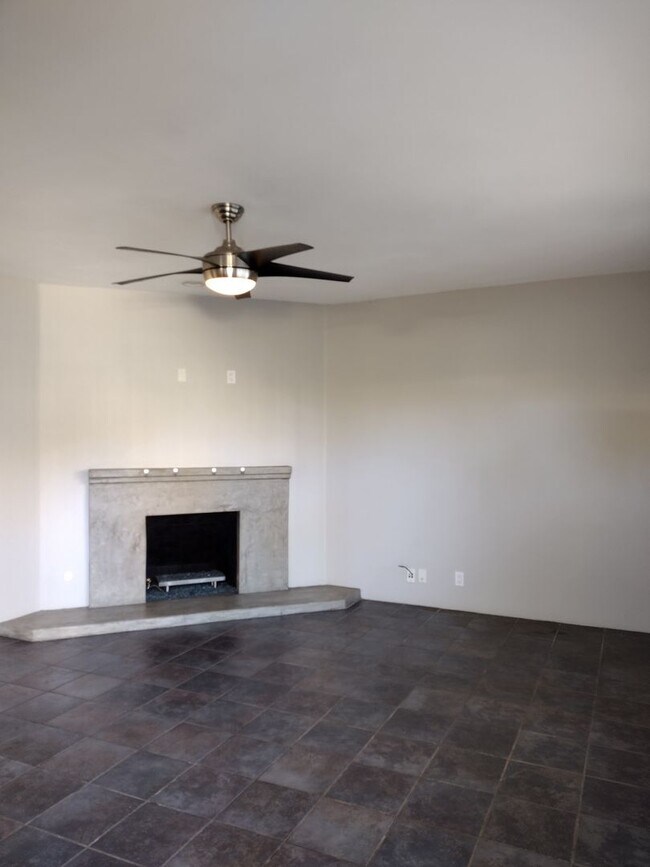 Building Photo - 558-560-562 Calle Abronia S