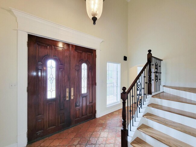 Building Photo - BEAUTIFUL LARGE 4 BEDROOM 2.5 BATH HOME