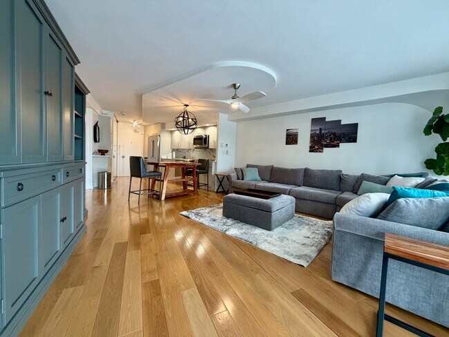 Building Photo - 300 N State St