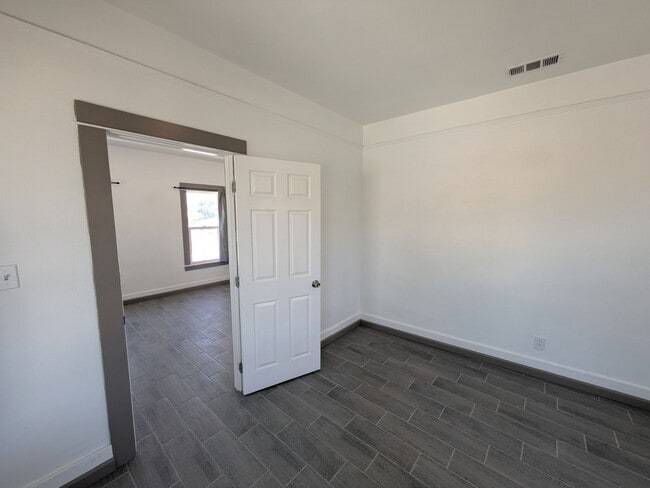 Building Photo - Bright & Clean 2 Bed | 1 Bath Home With a separate Den– 906 Sq. Ft. with Private Parking! Now Ava...