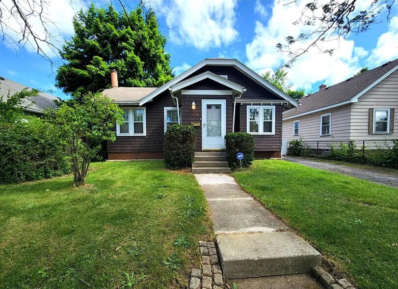 Primary Photo - 10 Lakewood Dr