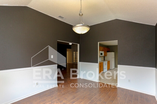 Building Photo - 2802 Southwood Dr