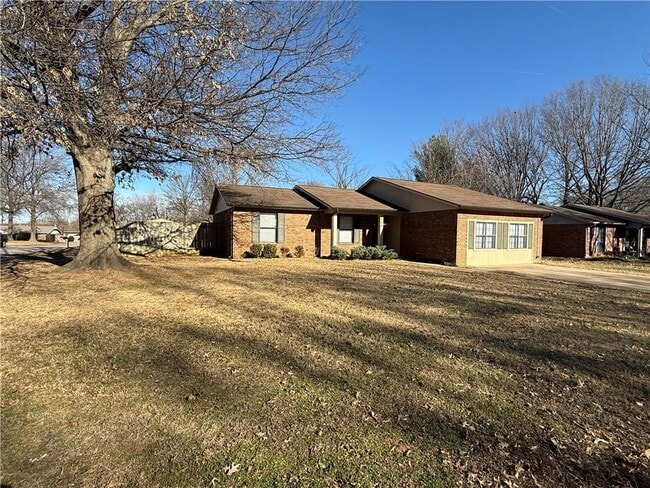 Building Photo - 350 E Margaret Pl