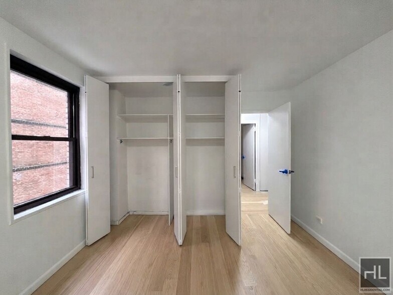 Building Photo - 5 AVENUE