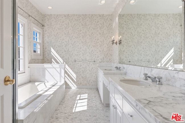 Building Photo - 360 Alma Real Dr