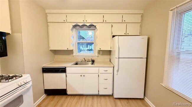 Building Photo - 805 E Milton Ave