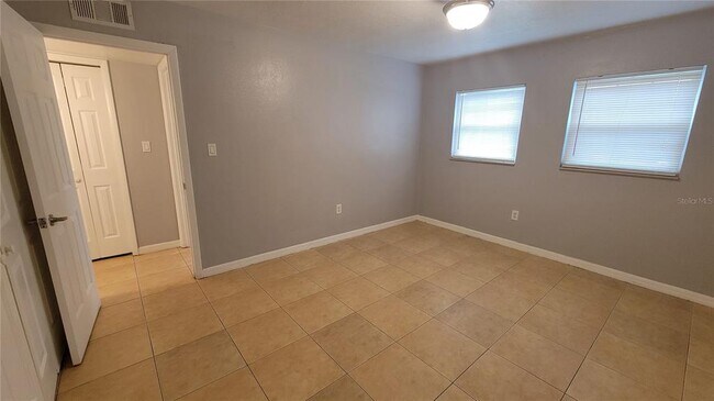 Building Photo - 863 Sky Lake Cir