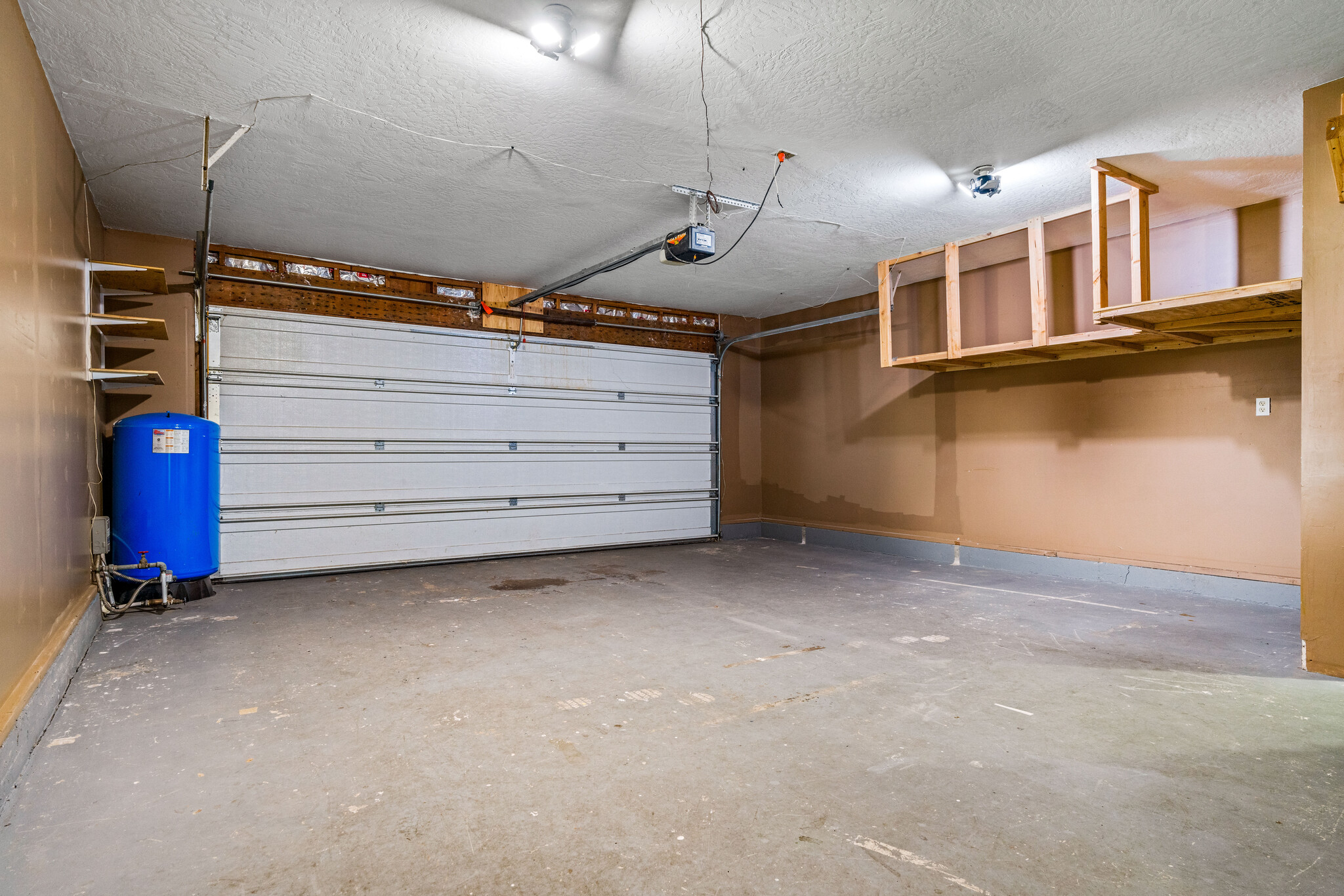 Building Photo - 404 Hillview Dr