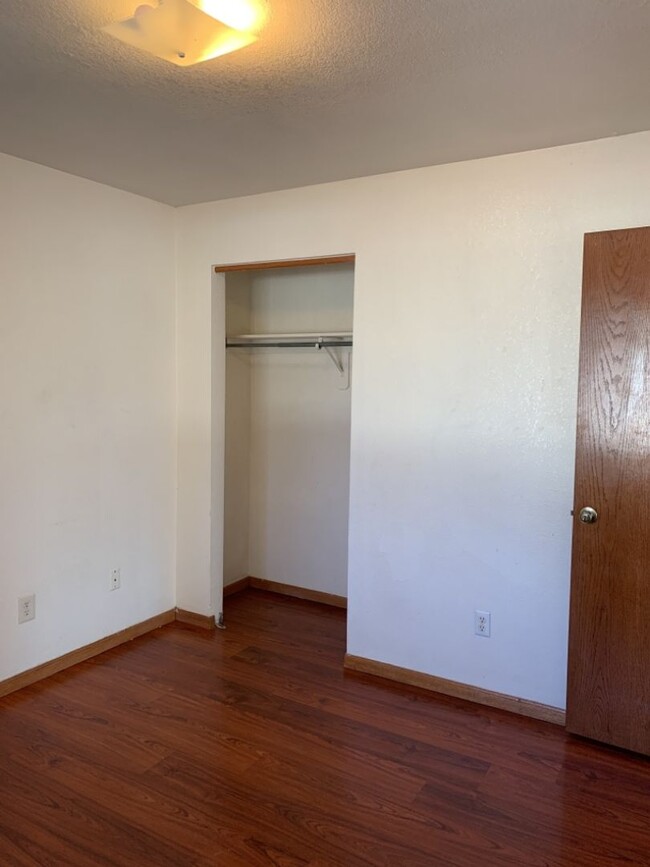 Building Photo - STUDENTS WELCOME! 4 Bed 2 Bath House 1 Blo...