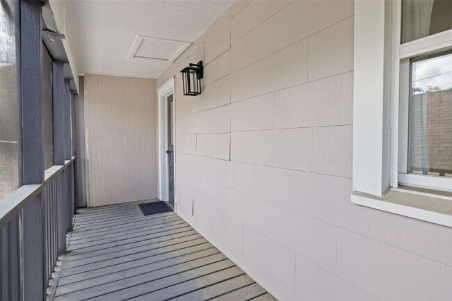 Building Photo - Renovated 3 Bed • 1.5 Bath Upstairs Unit -...