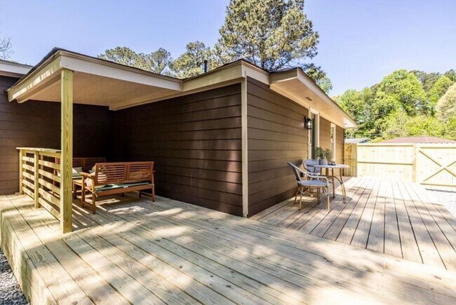 Building Photo - STUNNING RENOVATION! Modern 3BR/2BA Ranch in Sought-After Location!