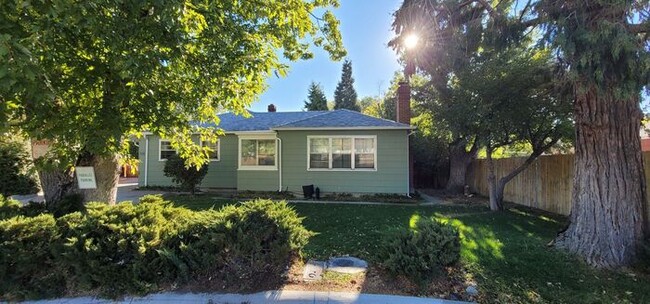 Building Photo - Beautiful, cozy 3 bedroom 2 bath house nea...