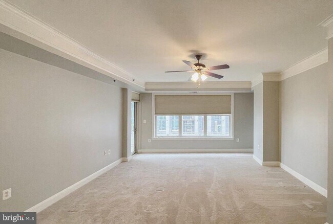 Building Photo - 1555 N Colonial Terrace