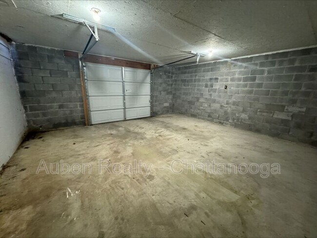 Building Photo - 1501 Akins Dr