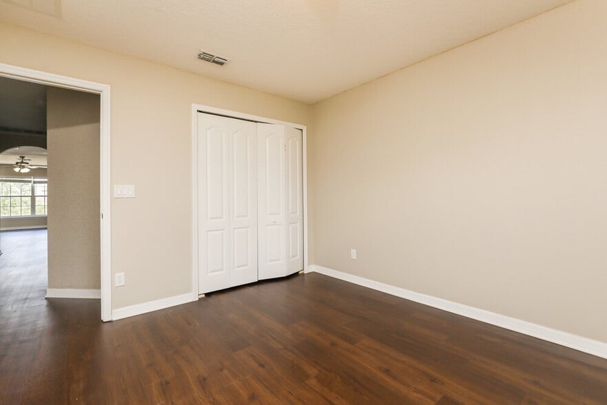 Building Photo - 2101 Woodsedge Dr