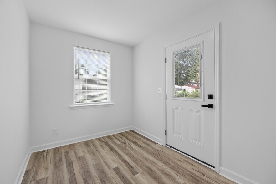 Building Photo - 12 N Parkwood Dr