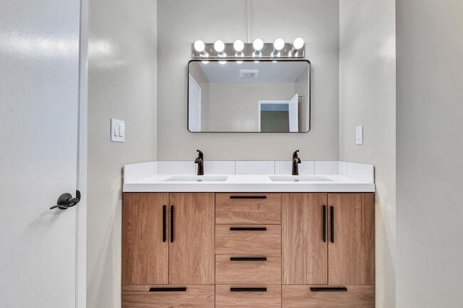 Building Photo - 1909 Harriman Ln