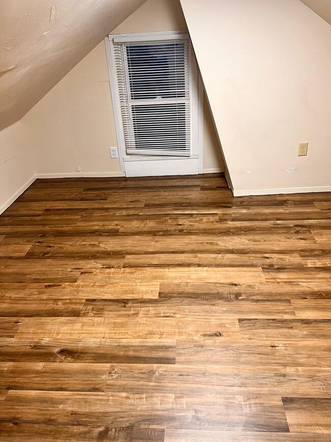 Building Photo - 3 Bedroom House, Garage-York City SD