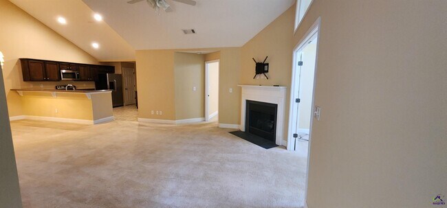 Building Photo - 402 Nandina Ct