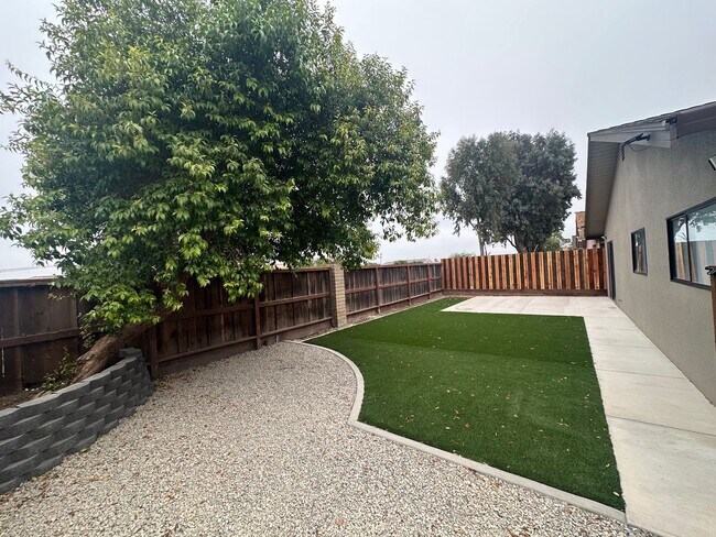 Building Photo - 547 De Leon Dr